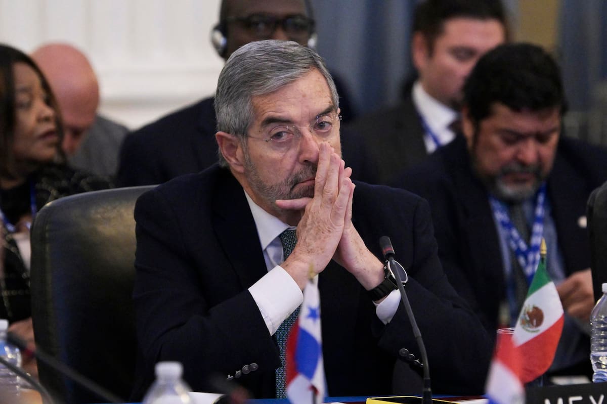 El secretario de Relaciones Exteriores de México, Juan Ramón de la Fuente, participa en una sesión extraordinaria de la Asamblea General de la Organización de los Estados Americanos (OEA) este lunes, en la sede del organismo en Washington (Estados Unidos).