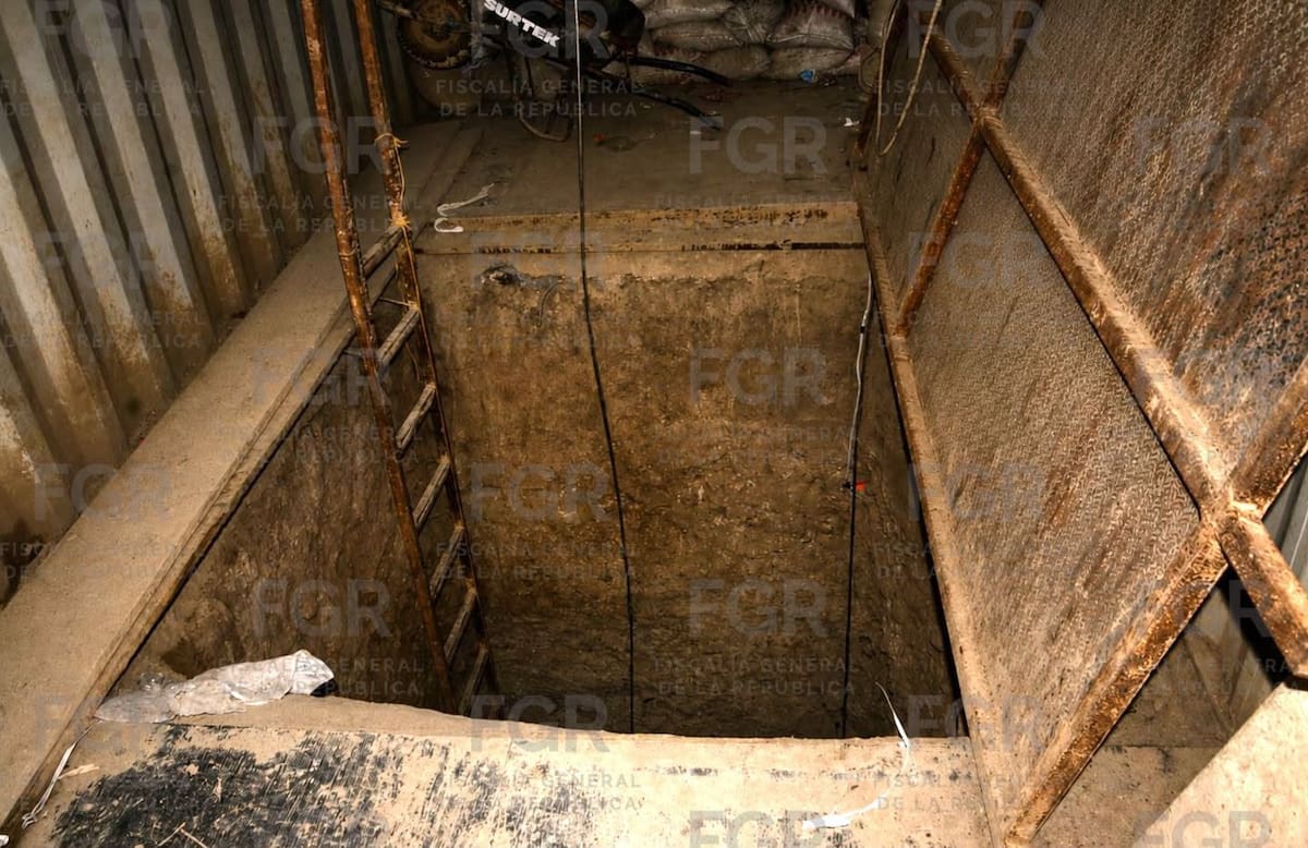 Vista del acceso al túnel subterráneo descubierto por la FGR, presuntamente utilizado para extraer hidrocarburo de un poliducto de Pemex. Foto: FGR