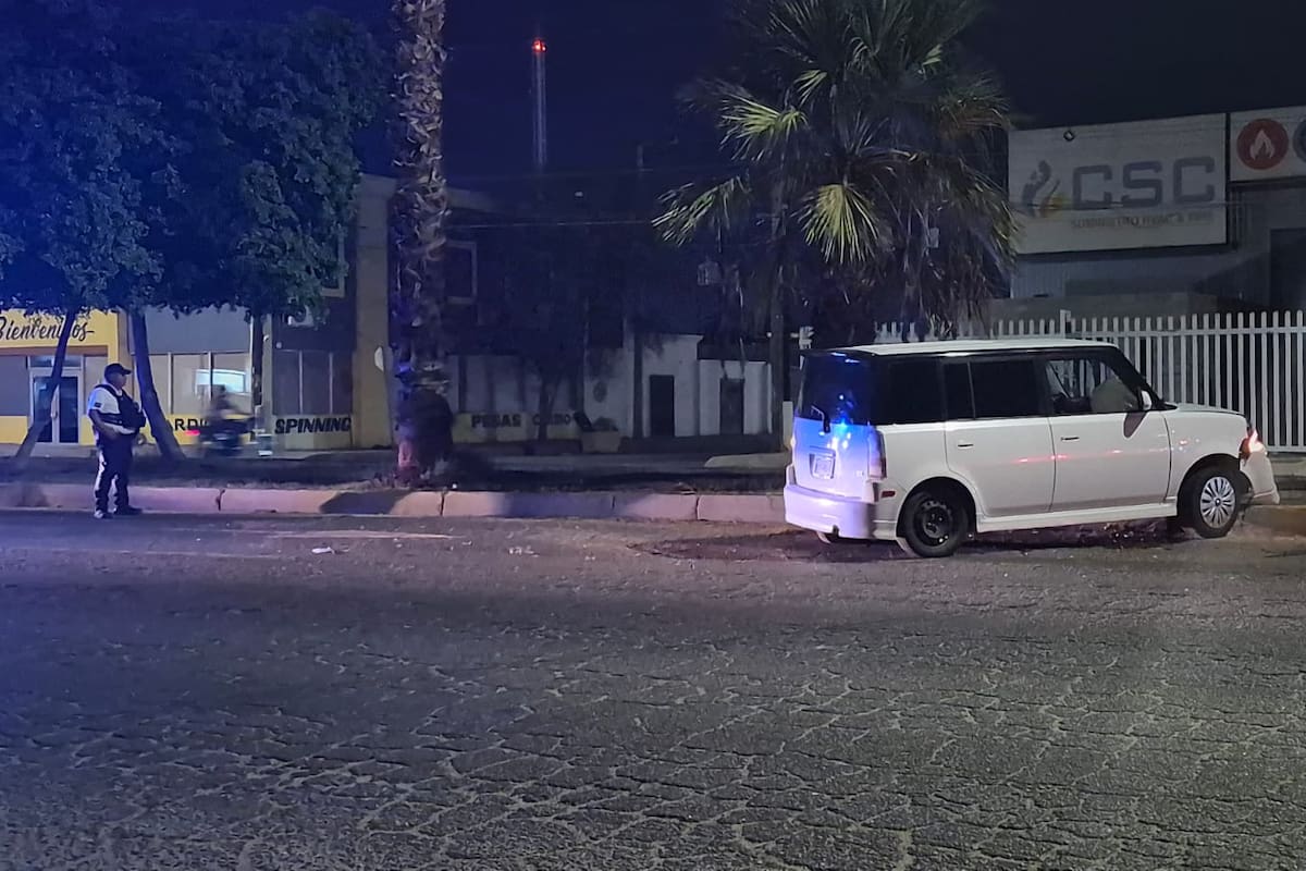 Pierde el control y termina accidentado sobre un camellón al sur de Mexicali