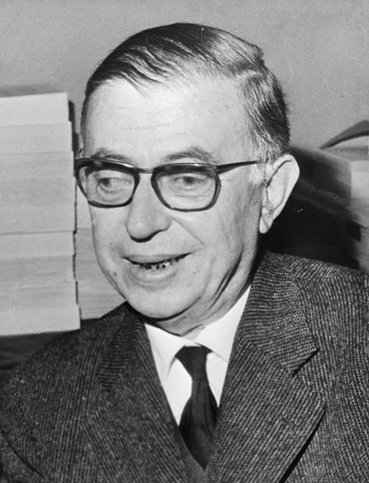 Jean-Paul Sartre fue un filósofo y escritor francés del siglo XX, figura clave del existencialismo. Analizó la libertad, la responsabilidad y la identidad humana, influyendo en la filosofía, la literatura y la política contemporánea. | Foto: Autor desconocido / Dutch National Archives, vía Wikimedia Commons
