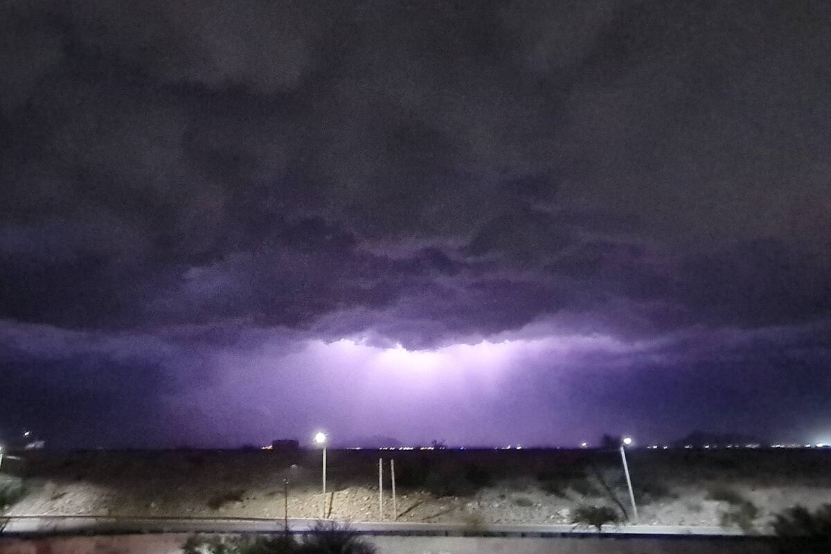 Registra Hermosillo lluvia y fuertes vientos