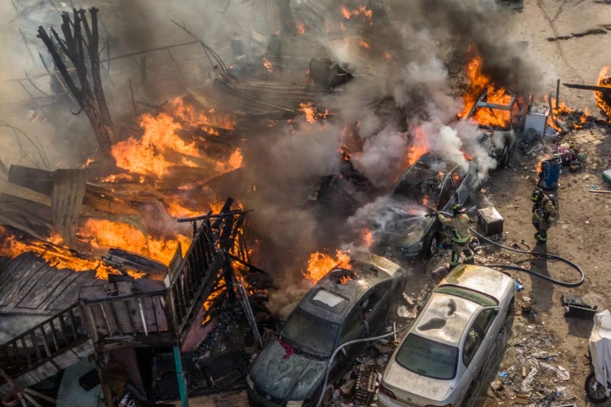 Fuerte incendio consume hasta cinco casas en Tijuana