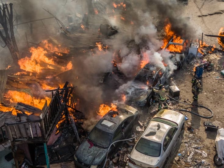 Fuerte incendio consume hasta cinco casas en Tijuana