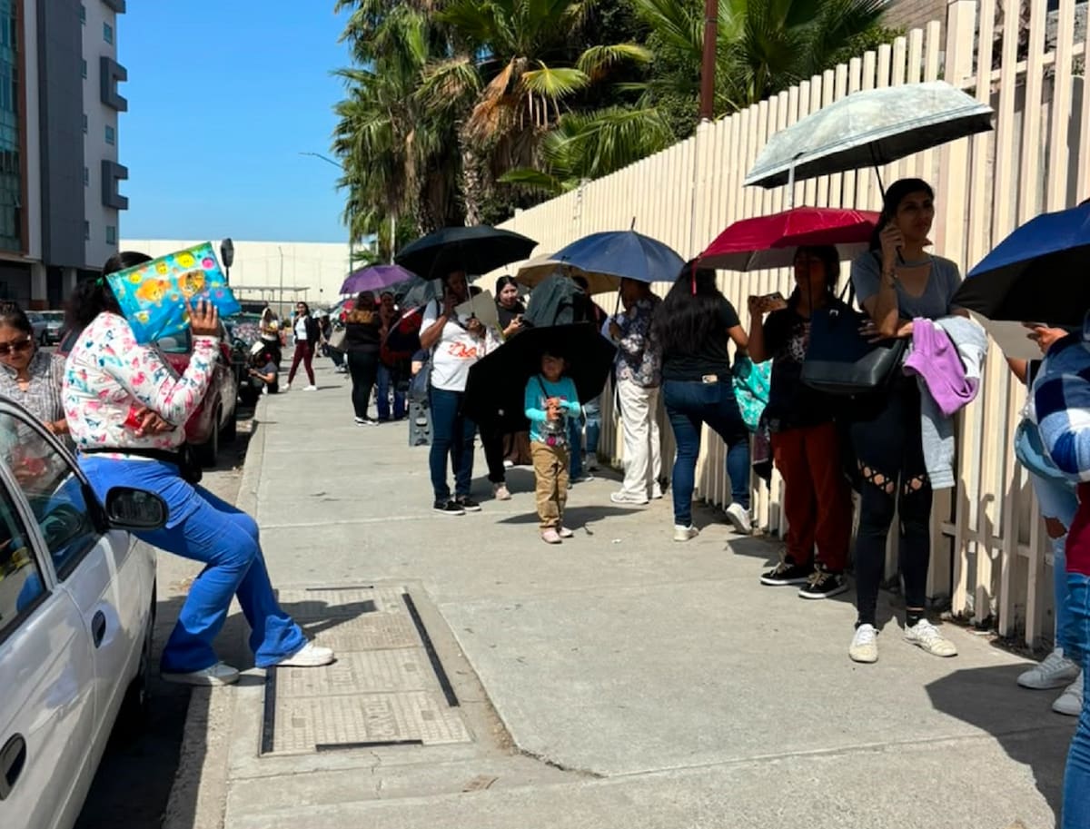 Desde la noche del lunes y la madrugada del martes, cientos de mujeres hicieron fila en el Cobach Nueva Tijuana para solicitar la Tarjeta Violeta, cuyo registro concluirá el 31 de julio. Foto: Lorena Salinas