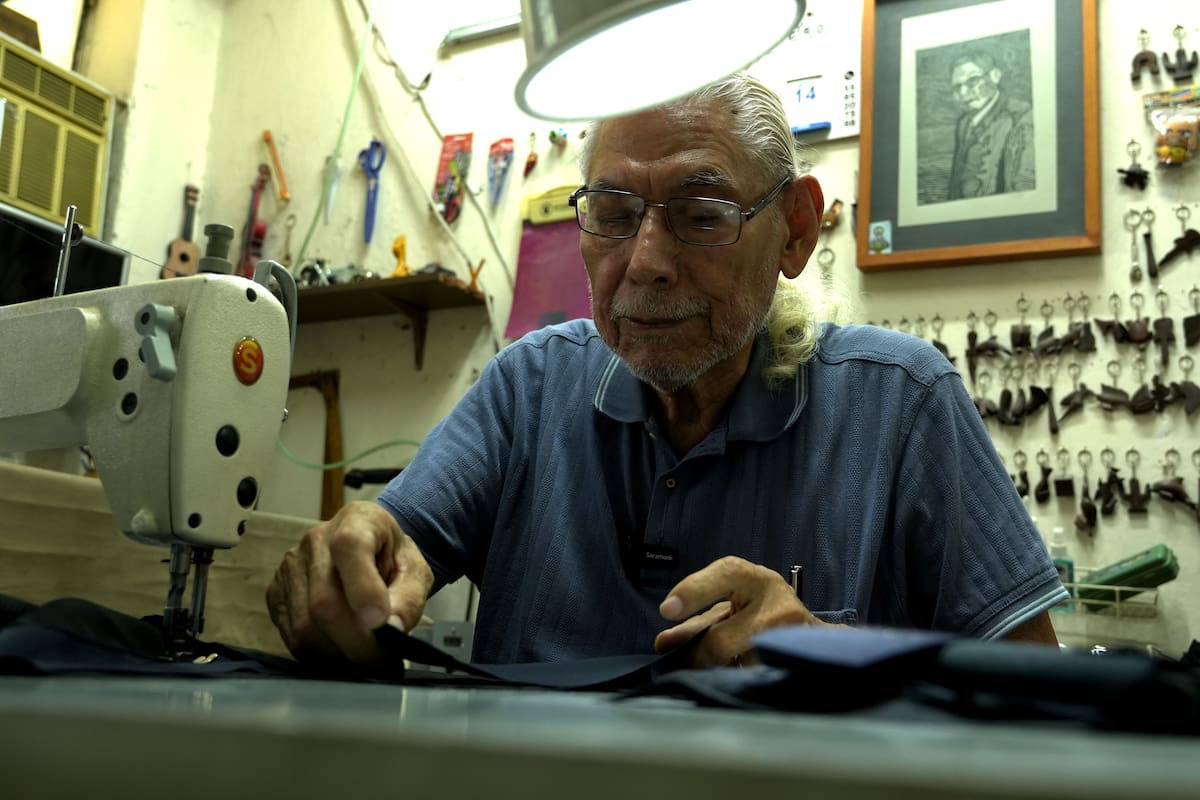 José Ramón Medina, el sastre de 81 años que aún confecciona desde cero trajes a la medida en Hermosillo, como aprendió hace más de seis décadas
