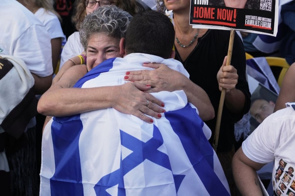 Israel recibe a los primeros rehenes liberados; la Cruz Roja confirma el inicio del intercambio de rehenes y prisioneros