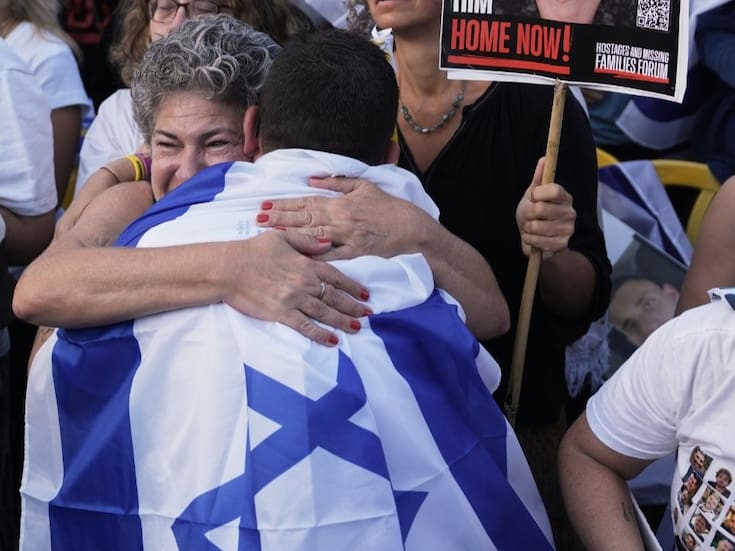 Israel recibe a los primeros rehenes liberados; la Cruz Roja confirma el inicio del intercambio de rehenes y prisioneros