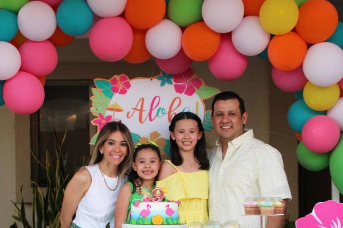 María Denissa Murrieta Lugo apaga el 9 en su pastel
