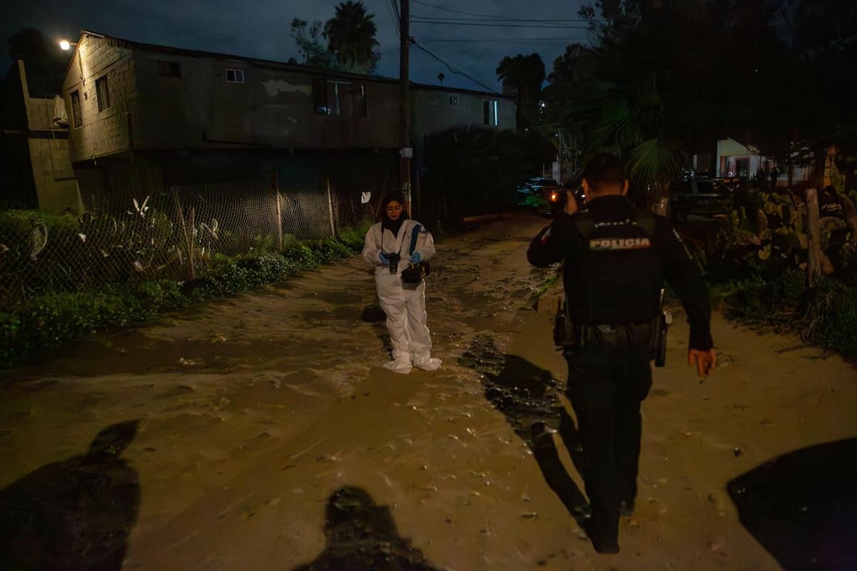 El agente estatal murió tras un forcejeo y detonaciones de arma de fuego; dos jóvenes fueron detenidos por su presunta participación. Foto: Border Zoom