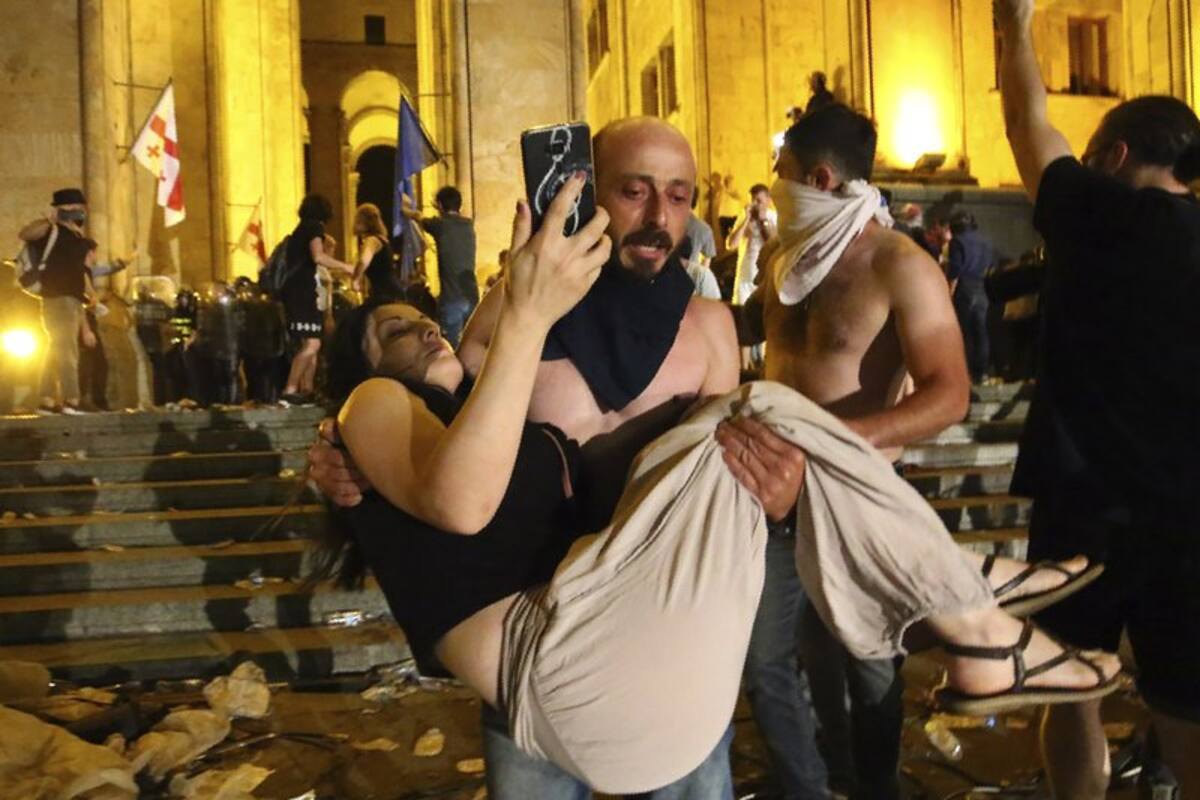Manifestantes georgianos intentan entrar al parlamento