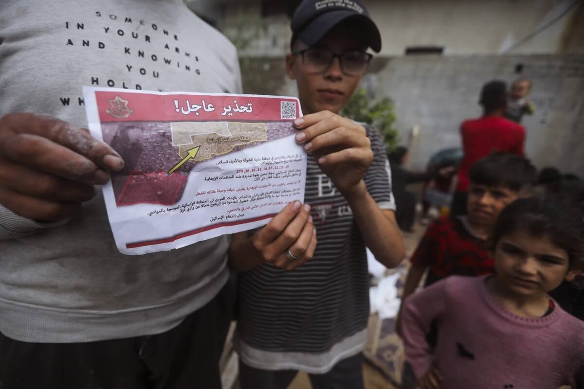 A través de volantes, Israel pide a palestinos evacuar Rafah. | AP