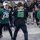 VIDEO: Bronca entre aficionados de la NFL manda al hospital a varios seguidores de los Eagles, según informes