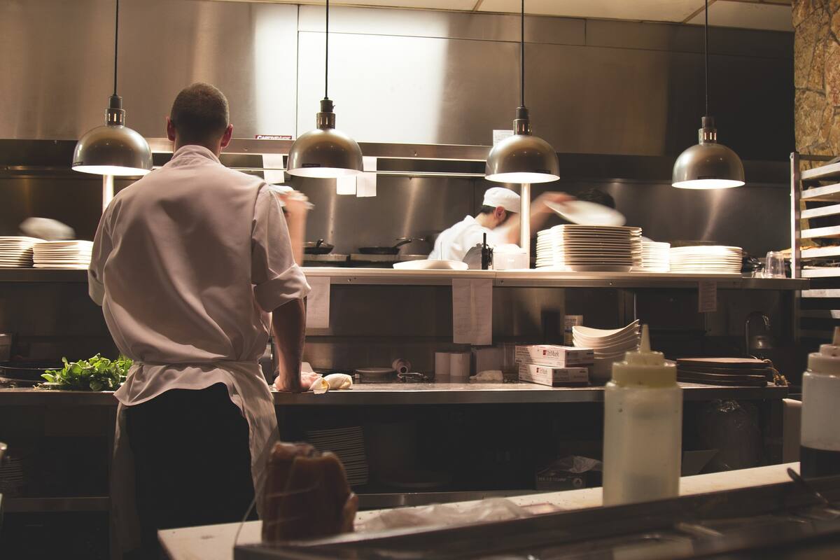 Labores en restaurantes continuarán de forma "normal" hasta las 22:00 horas: Canirac