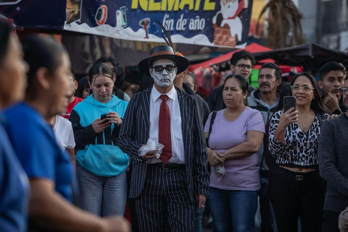 Familias completas, niñas, niños y jóvenes se dieron cita para presenciar el recorrido organizado por comerciantes del Mercado Benito Juárez. Foto: Border Zoom