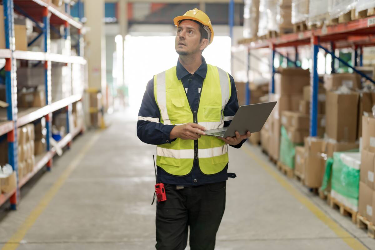 Conoce los riesgos de trabajar de pie todo el día y su impacto en la salud
