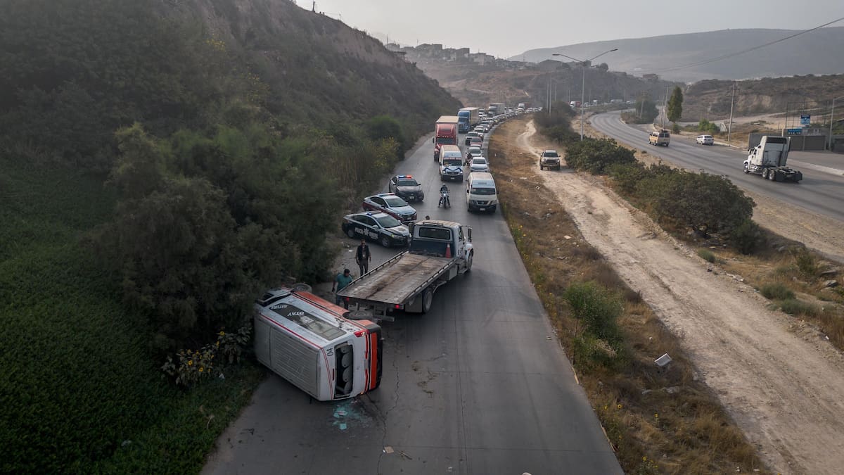 Cuatro pasajeros resultaron heridos tras la volcadura de un taxi en bulevar 2000. Foto: Border Zoom