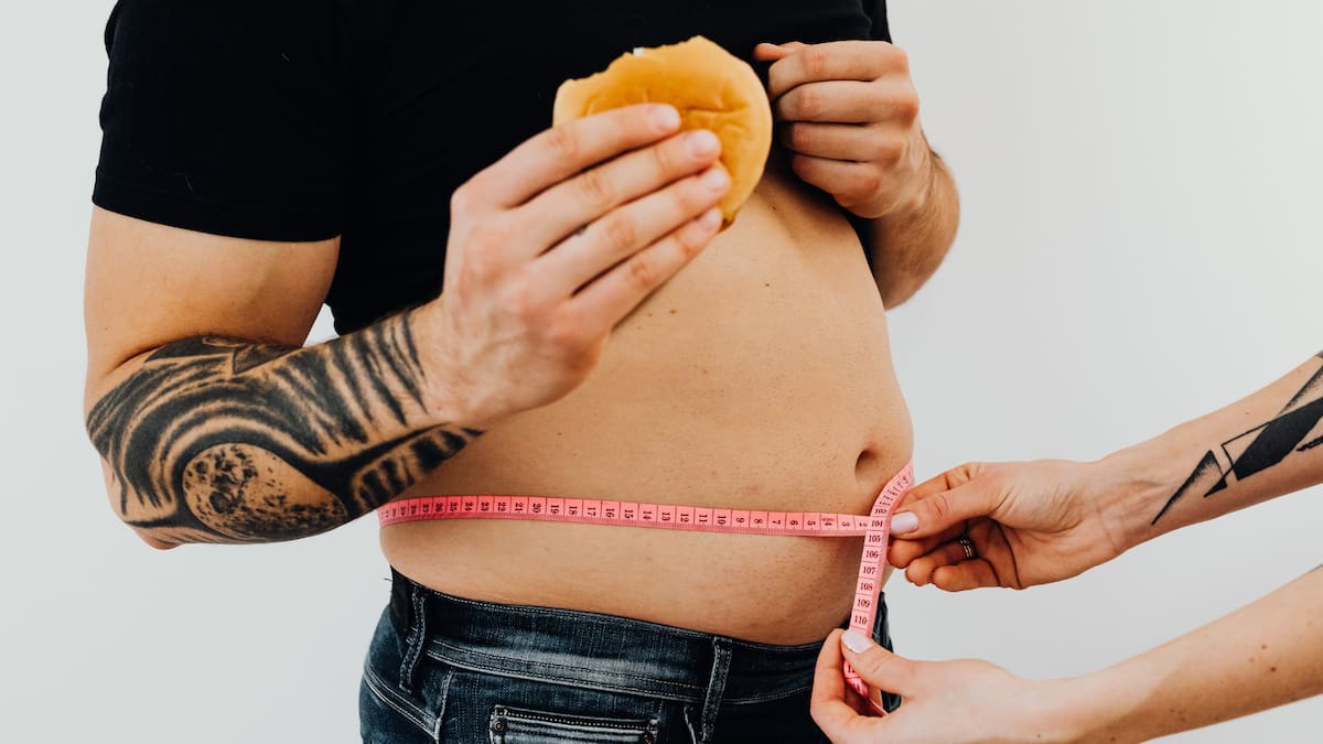 El aumento del abdomen puede deberse a hinchazón abdominal o a grasa acumulada, y distinguirlo ayuda a tomar decisiones adecuadas. | Foto: Canva