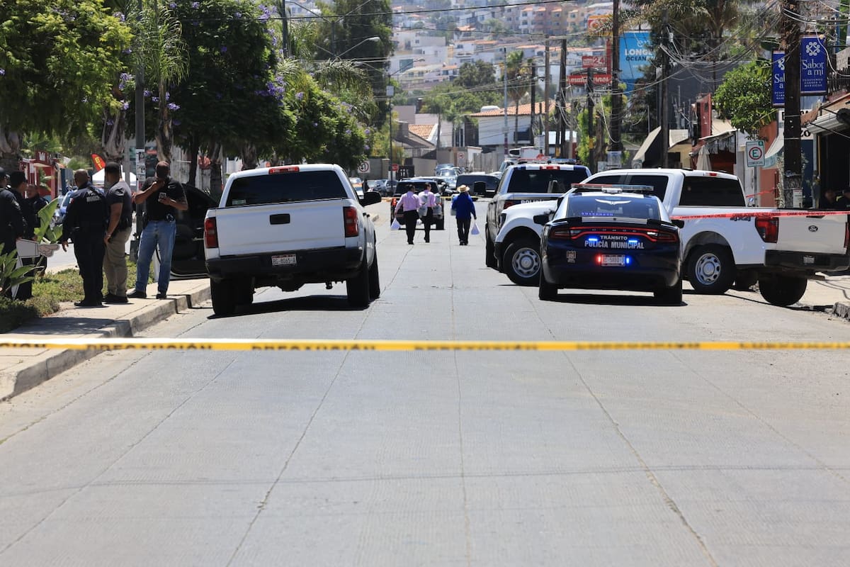 Los cuerpos fueron encontrados con poco más de una hora de diferencia en dos automóviles distintos; la avenida Tapachula permanece cerrada. Foto: Sergio Ortiz