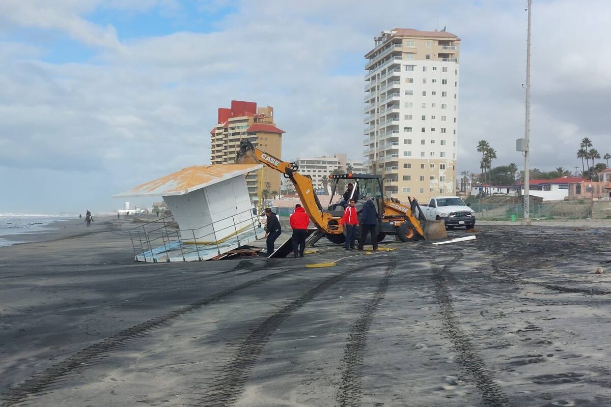 Alto oleaje derriba torre de salvavidas y lanza sacos de plástico