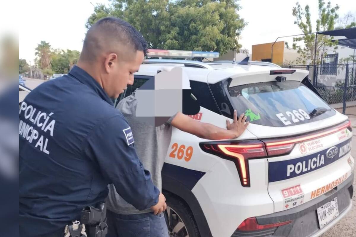 Hombre agrede a tres personas, entre ellas a un oficial de policía