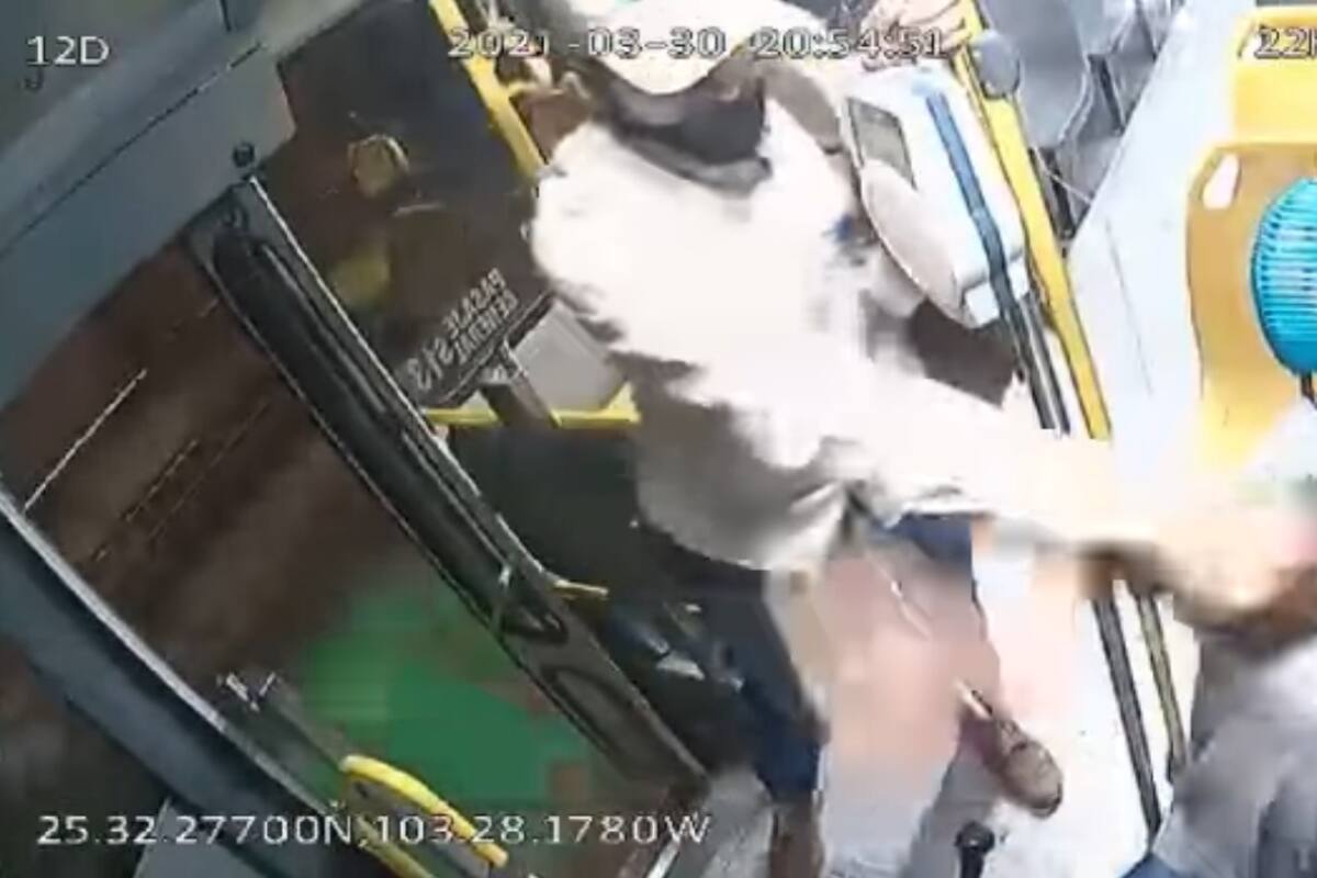 Hombre armado asalta autobús y chofer lo saca de la unidad en un descuido