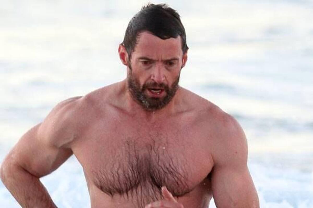 ¡De vuelta a la normalidad! Hugh Jackman se relaja en la playa junto a su esposa