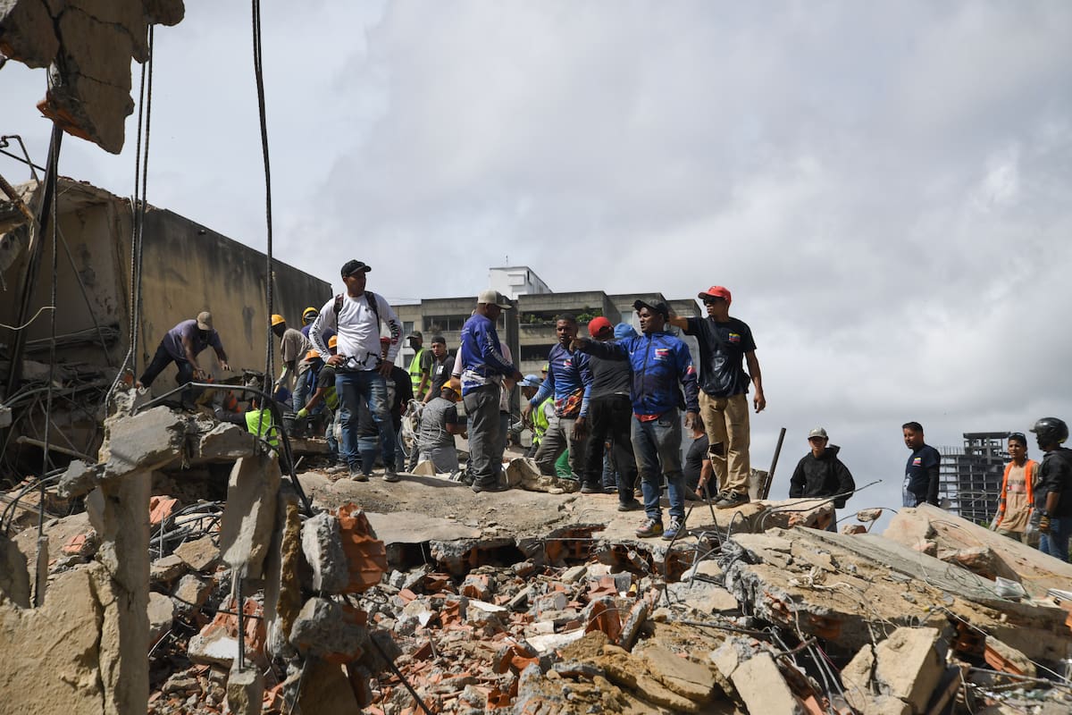 CARACAS, 25 junio, 2026 (Xinhua) Trabajadores laboran sobre los escombros de un edificio derrumbado luego de que se registraran dos terremotos, en Caracas, Venezuela, el 25 de junio de 2026. La presidenta encargada de Venezuela, Delcy Rodríguez, informó el jueves de madrugada que el número de muertos a causa de los fuertes terremotos que azotaron el país había ascendido a 164, mientras 971 personas resultaron heridas. (Xinhua/Marcos Salgado) (ms) (ra) (ce)