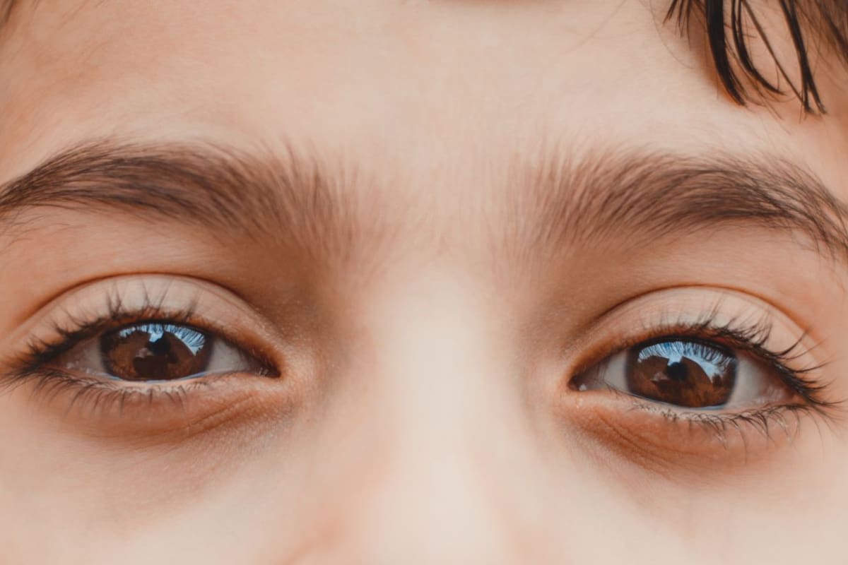 El truco del aceite de ricino para fortalecer pestañas y cejas