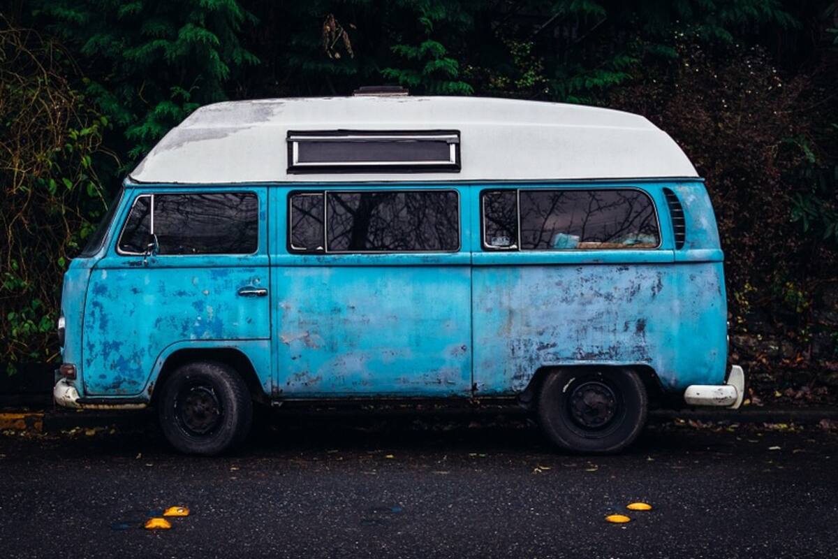 Ex maestro suplente que vivía en su auto recibe 27 mil dólares gracias a la iniciativa de un antiguo alumno