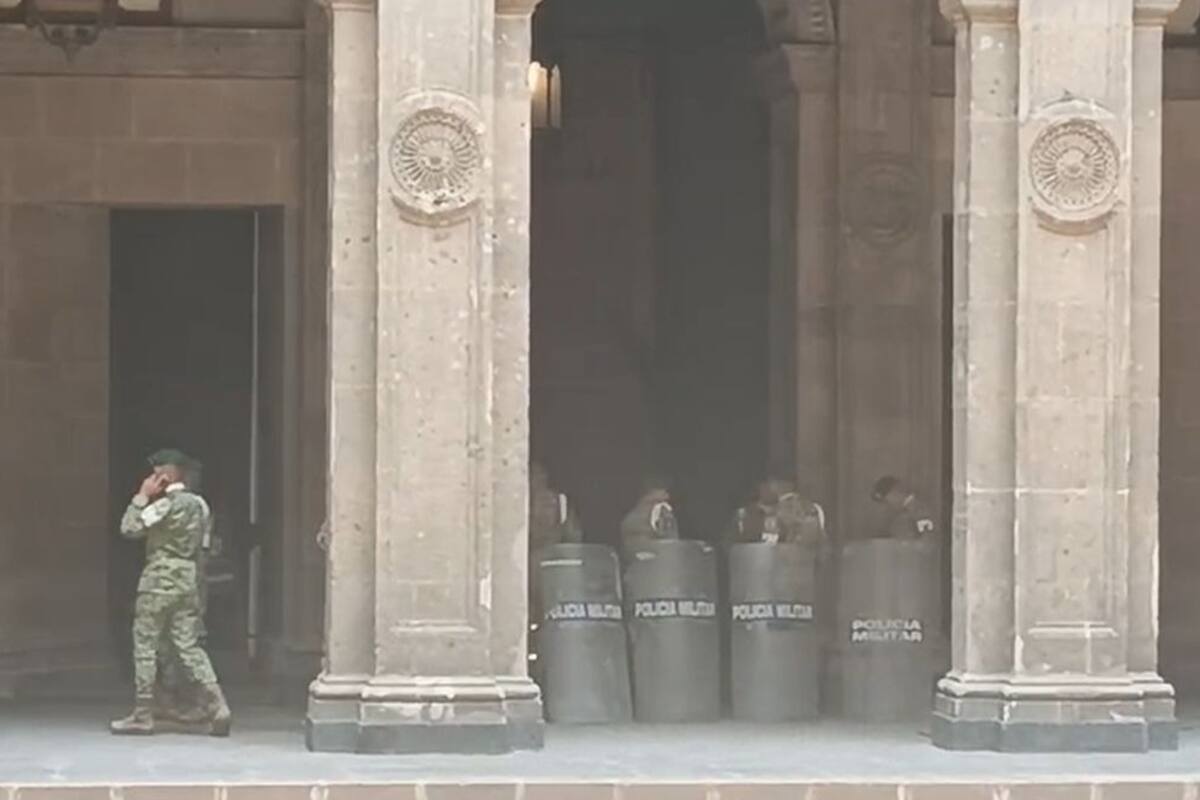 Normalistas lanzan cohetones a Palacio Nacional tras liberación de 8 militares por caso Ayotzinapa