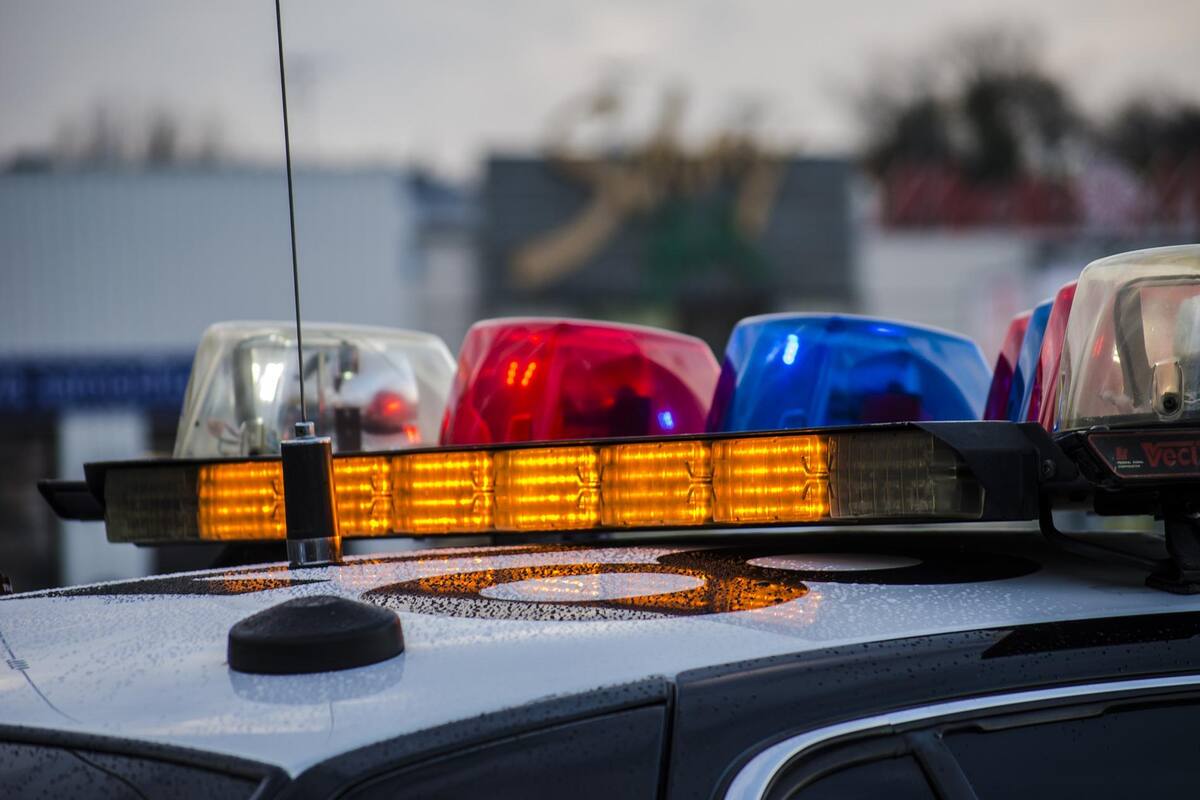 Madre entrega a la policía a su hijo de 15 años al enterarse que este participó en un asalto