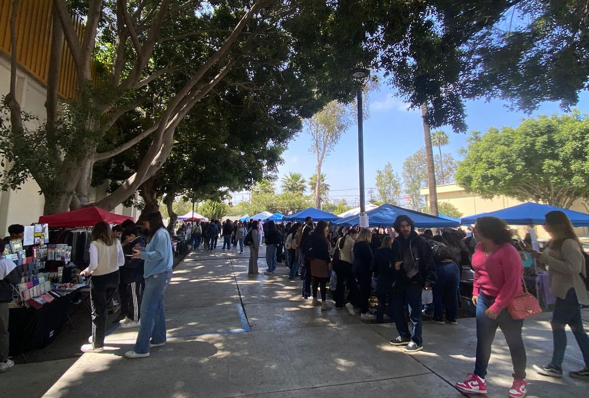 Productos como ropa, electrónicos, libros, cosméticos, artículos de belleza, alimentos y bebidas, entre otros más, fueron ofrecidos por los emprendedores.