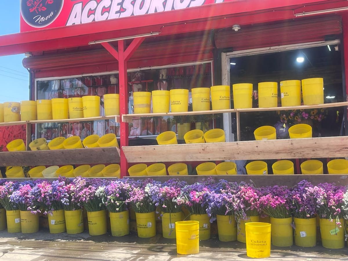 En las calles de Rosarito ya se ofrecen flores, peluches, chocolates y otros artículos de obsequio “ad hoc” con el festejo del Día de las Madres.