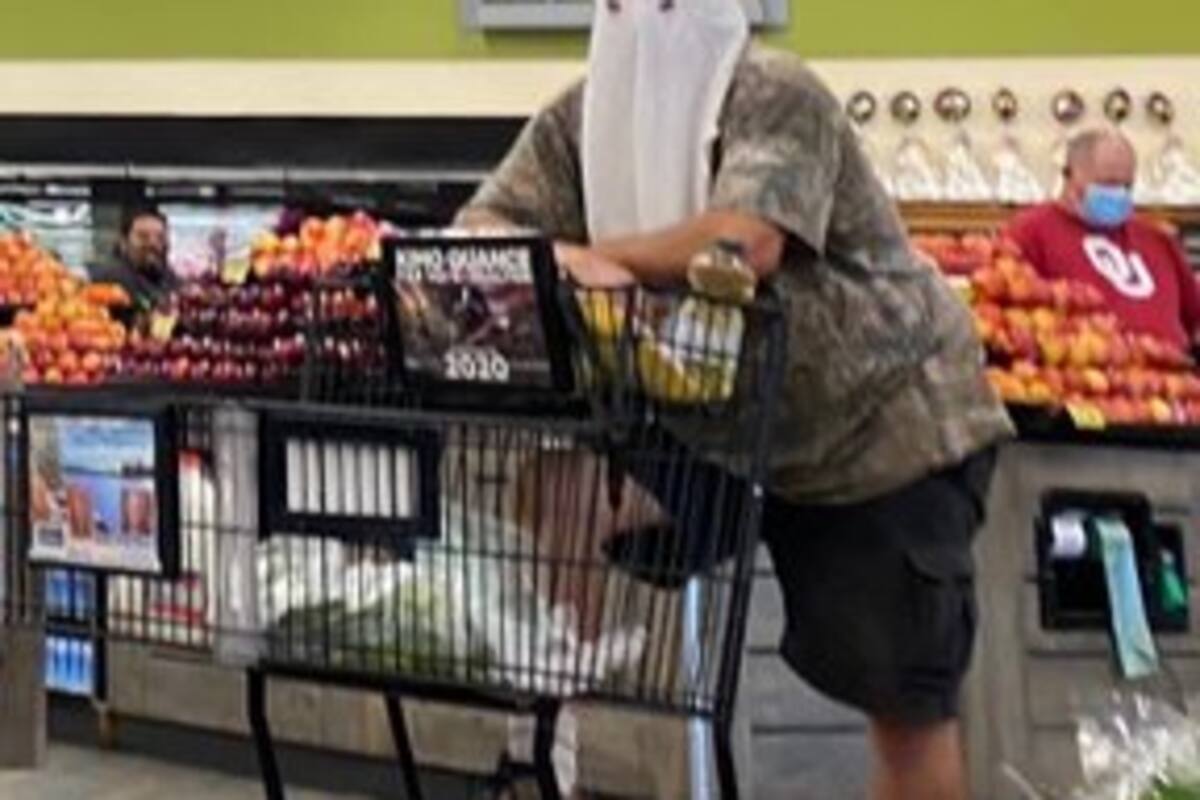 Investigan a hombre que hace compras con una capucha del Ku Klux Klan para protegerse del coronavirus