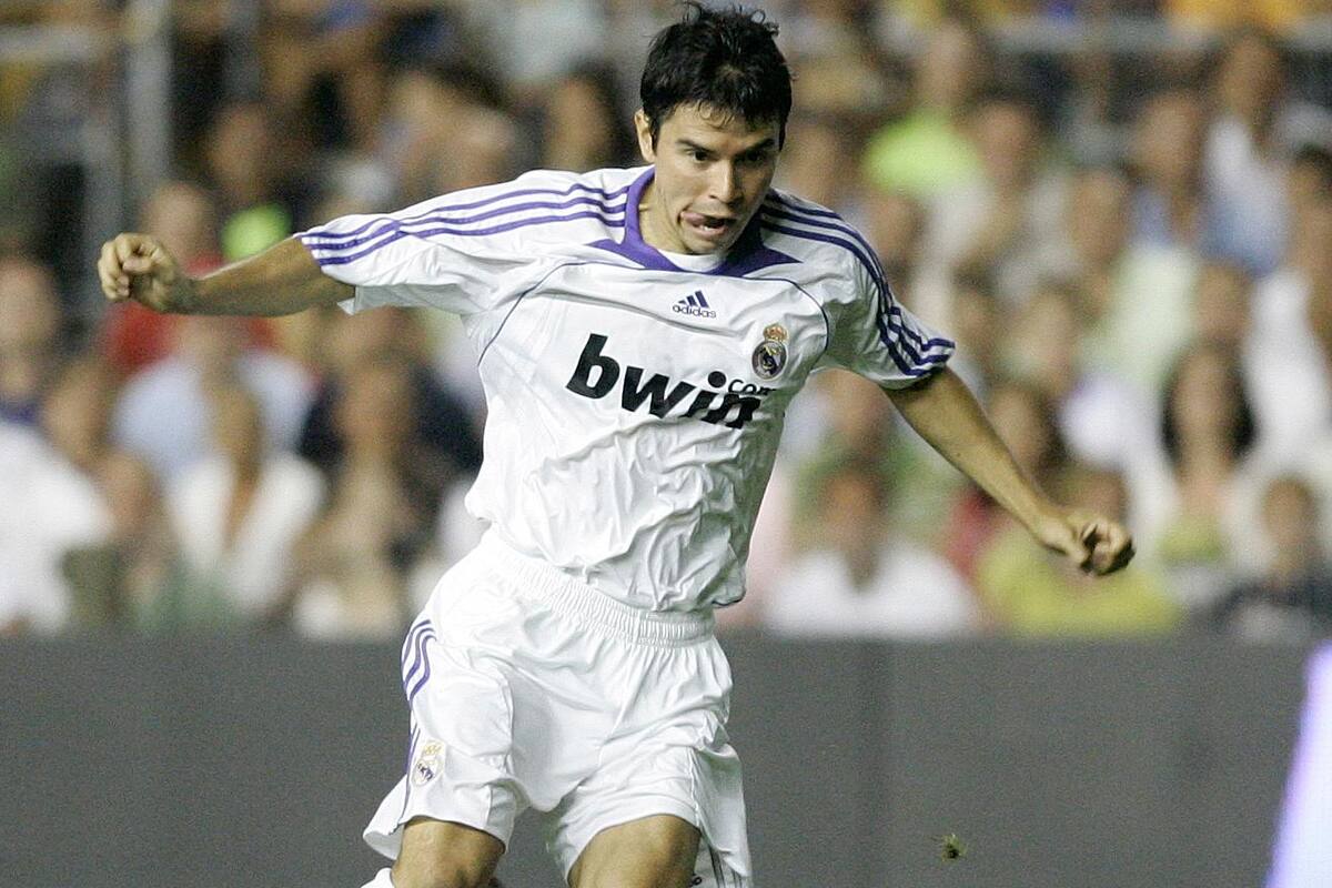 Al argentino Javier Saviola le habría gustado jugar con Raúl Jiménez