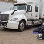 Tráiler provoca choque con motociclista en el entronque al bulevar 2000