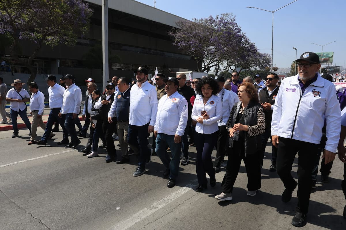 La movilización sindical avanzó de Zona Centro a Palacio Municipal, generando afectaciones al tránsito en varias vialidades. Foto: Sergio Ortiz