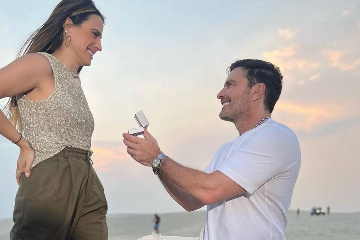 Julián Gil le da anillo de compromiso a su esposa