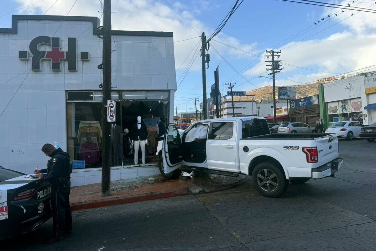 Conductor choca tras desmayo con un comercio en Ensenada