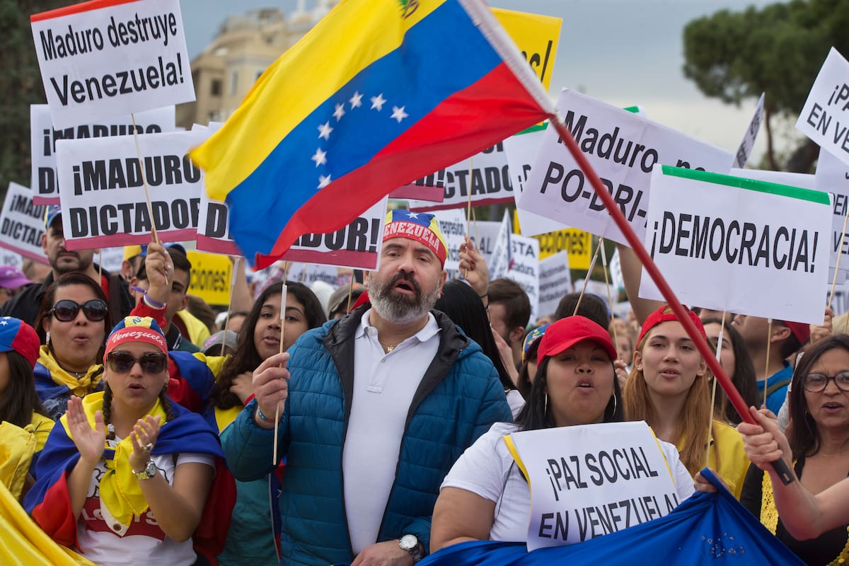Incautan 156 piezas de armas y 6 mil municiones en Venezuela
