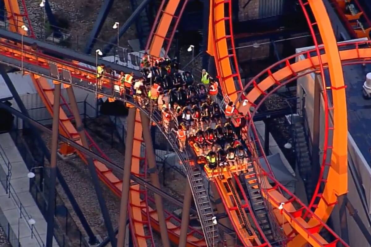 Personas quedan atrapadas casi 2 horas en montaña rusa de Six Flags en Maryland