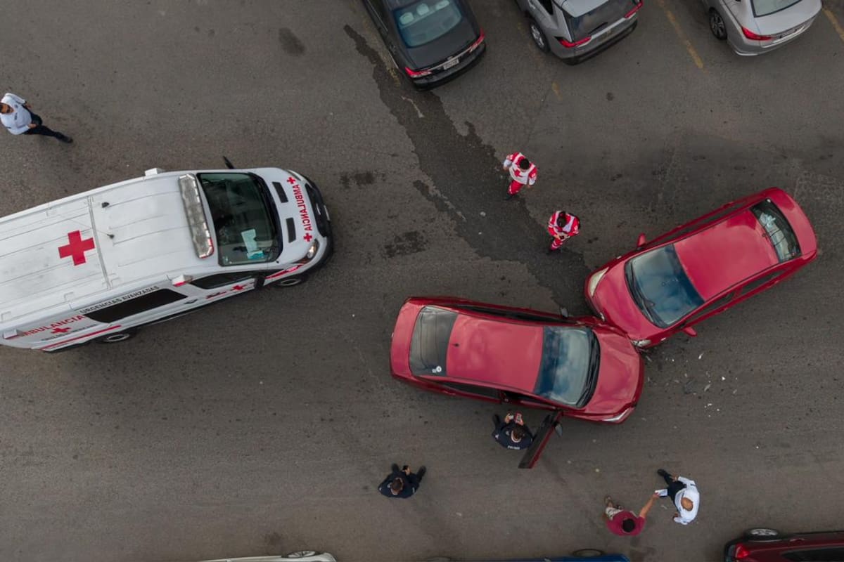 Choque por alcance en colonia Independencia deja a mujer atendida en el lugar
