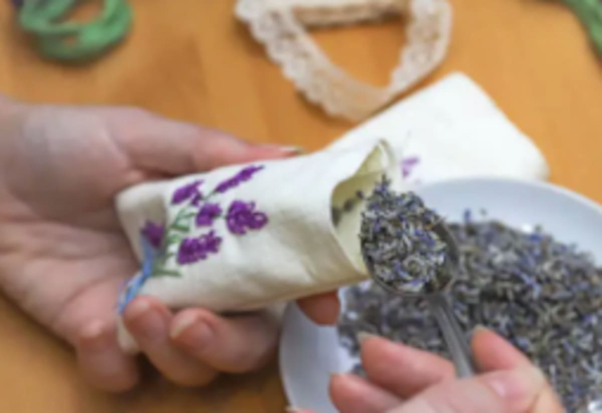 Puedes colocar un pequeño saquito de tela con flores secas dentro de la almohada | Foto: Unsplash