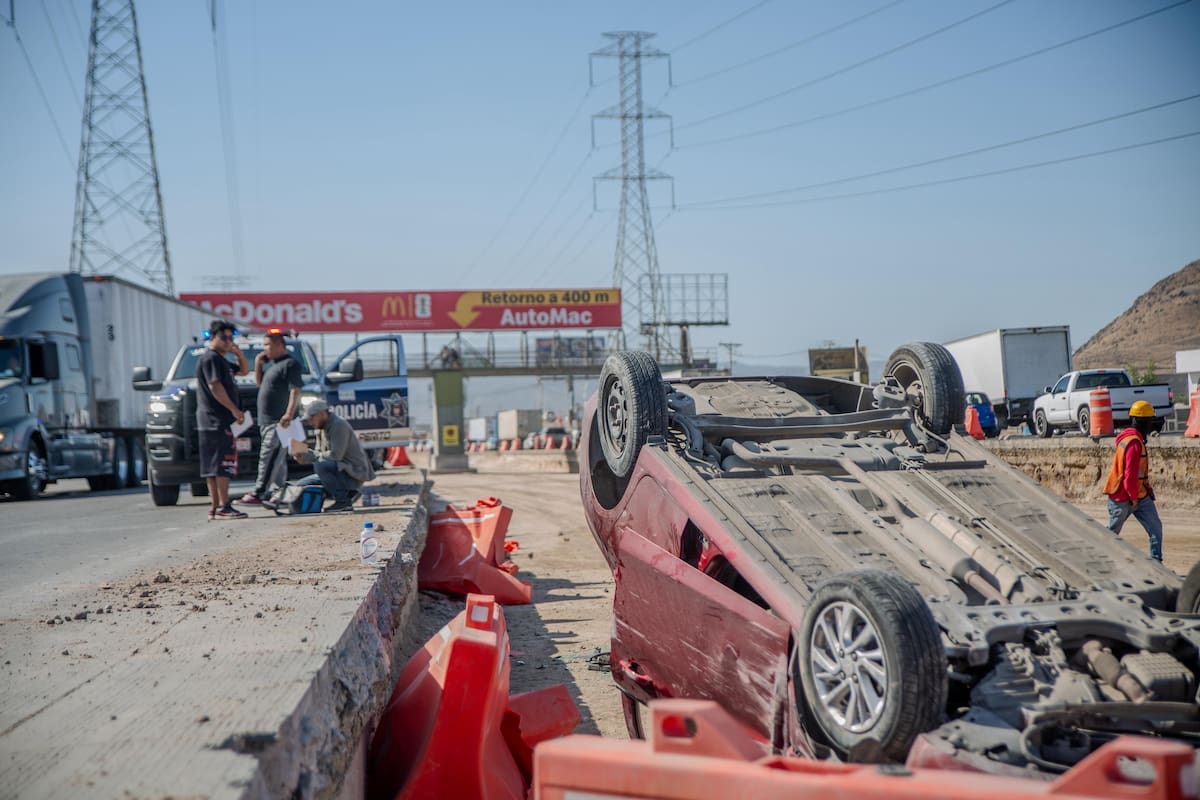 Volcadura en bulevar 2000 deja a conductor lesionado; unidad cae en zona de obras