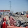 Volcadura en bulevar 2000 deja a conductor lesionado; unidad cae en zona de obras