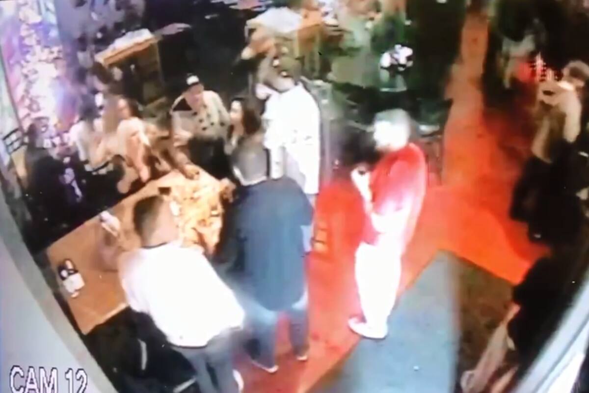 Revelan video de hombre que mata de un puñetazo a cliente de un bar