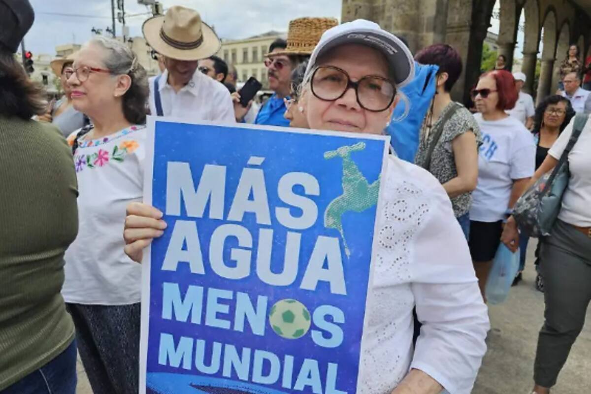 Manifestantes exigen alerta sanitaria en Guadalajara por agua turbia, con mal olor y posibles riesgos a la salud