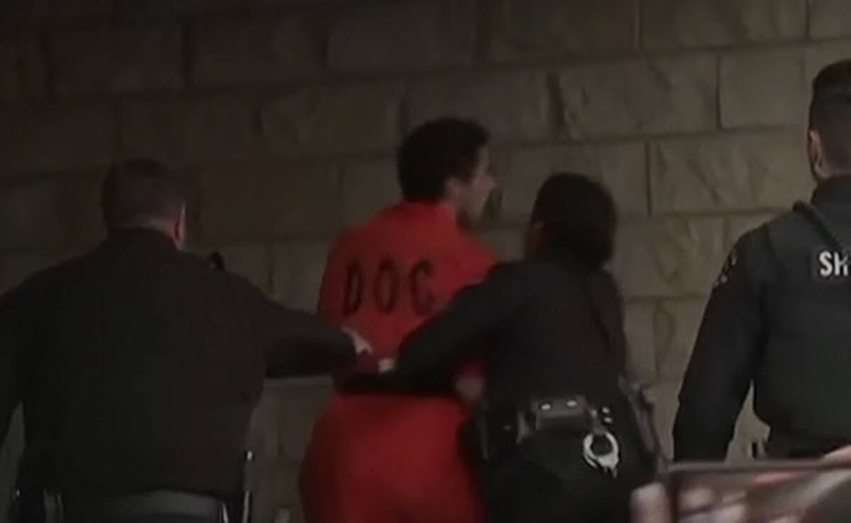 Luigi Mangione grita a los periodistas mientras es escoltado hacia el tribunal. / BBC.