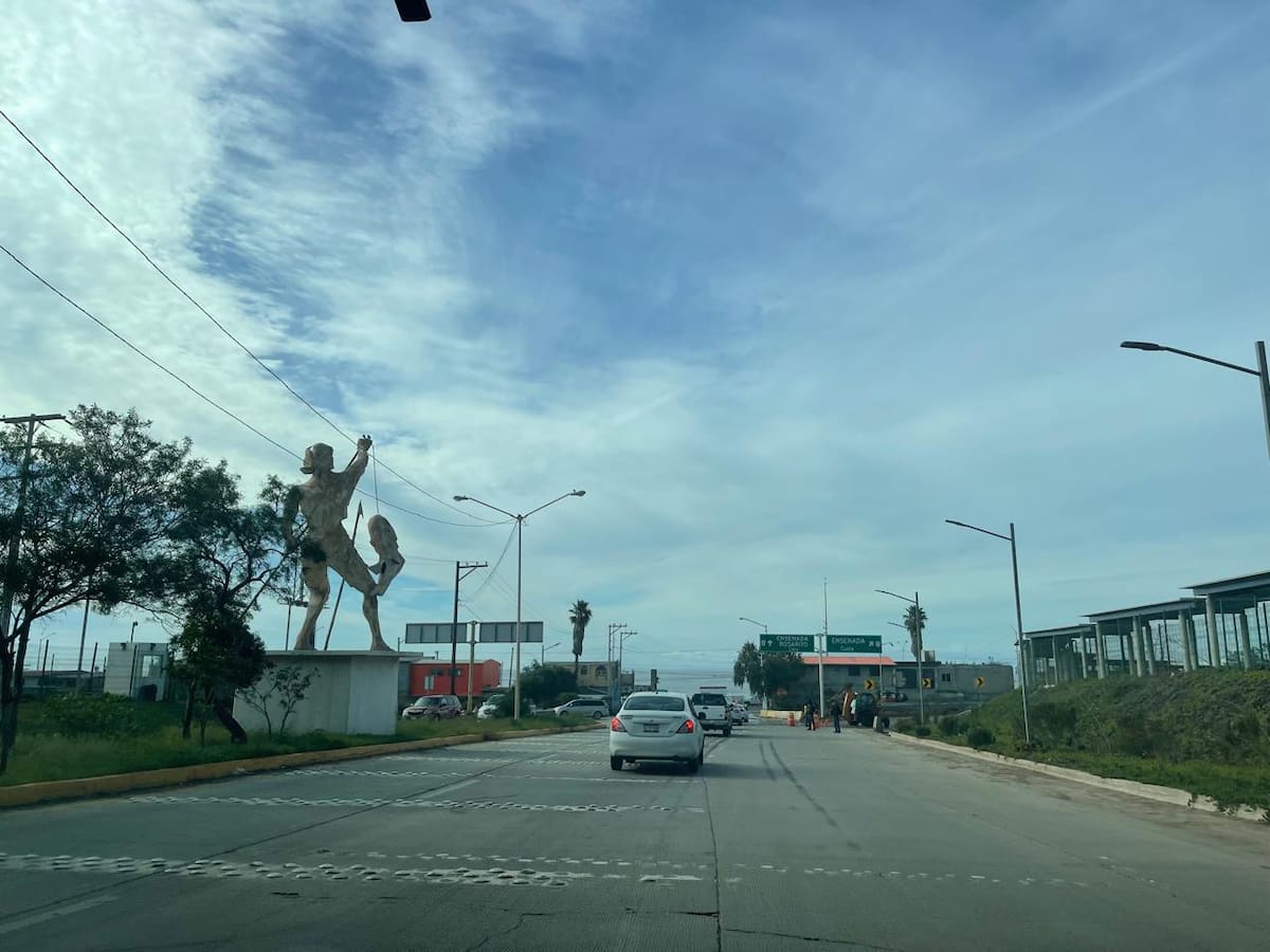 La falta de mantenimiento en el tramo del Bulevar 2000 que atraviesa Rosarito ha generado hoyancos y condiciones peligrosas, especialmente en el carril de acotamiento y durante la noche. Foto: Carmen Gutierrez