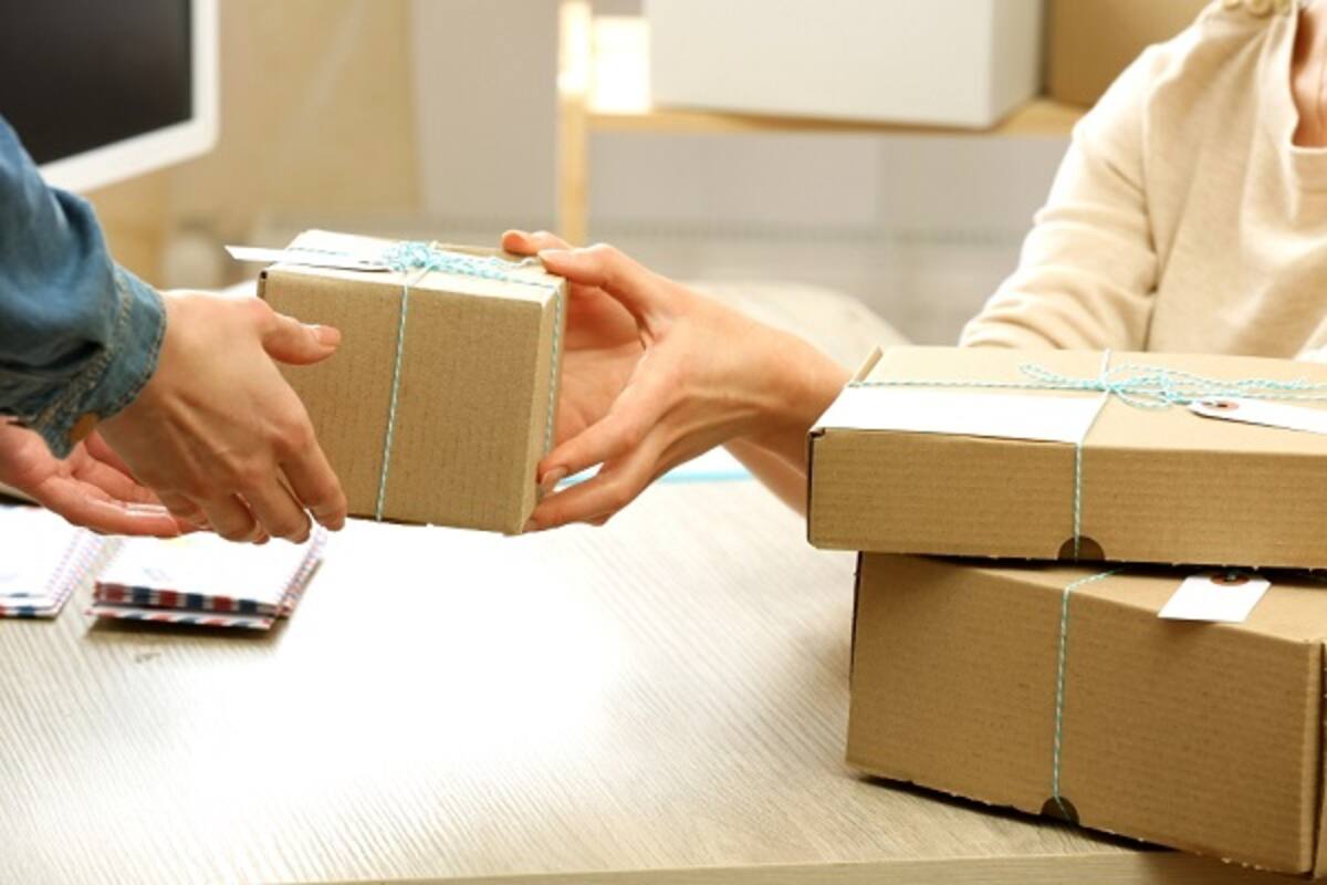 ¿Hay que desinfectar paquetes que llegan por correo?